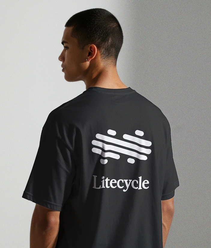 Zwart T-shirt met het beeldmerk en het woordmerk van Litecycle op de rug