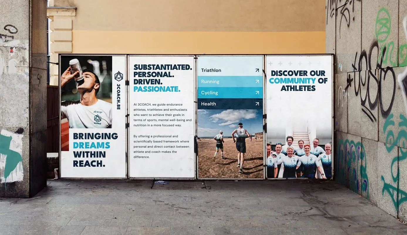 Vier affiches van 3Coach op een muur in de stad